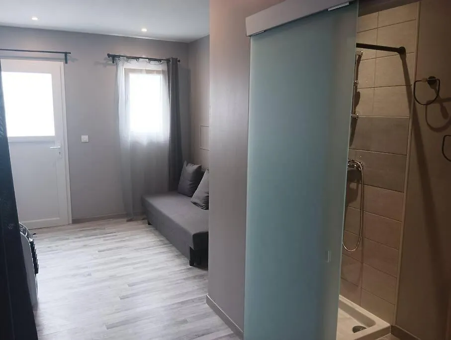 Chambre & Sdb Privee Avec Piscine En Bord De Via Rhona Sarras Apartmán